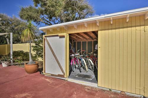 Sunshine State Escape With Bikes, Walk To Beach