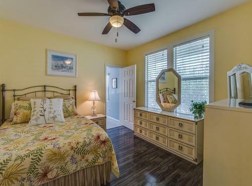Beachcomber Beach House - Weekly Rental Just Steps To White Sand Beach! Home
