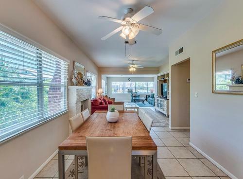 Beachcomber Beach House - Weekly Rental Just Steps To White Sand Beach! Home