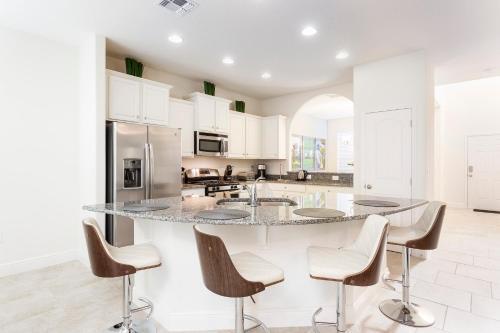 Beautiful Vacation Home With Private Pool And Garage St4328