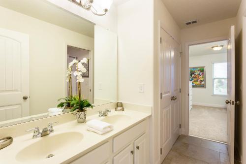 Beautiful Vacation Home With Private Pool And Garage St4328