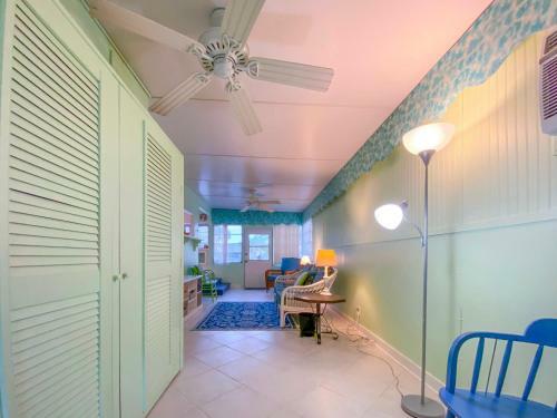 Cozy, Perfect Conch Cottage!