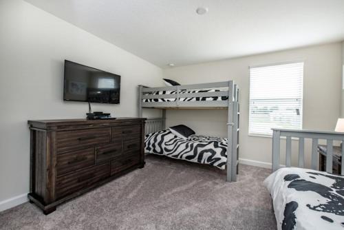 Eight-bedroom Villa 9040