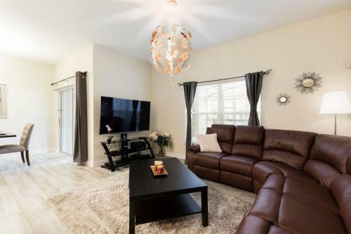 Modern 4 Bed 3 Bath Townhome In Championsgate Golf Resort