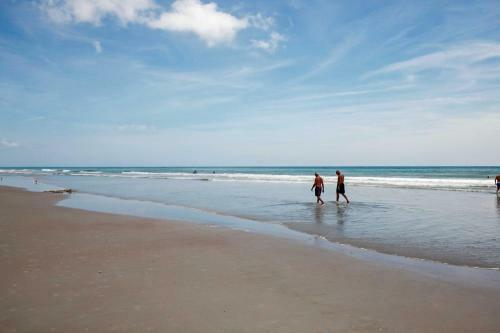 Apartamento Oceanfront Resort Condo Steps To Daytona Beach!