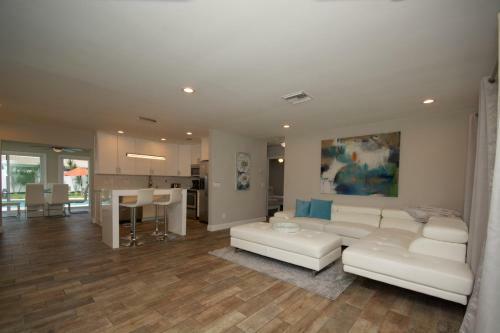 Villa Heated Pool Bungalow Mins From The Beach In Deerfield Beach