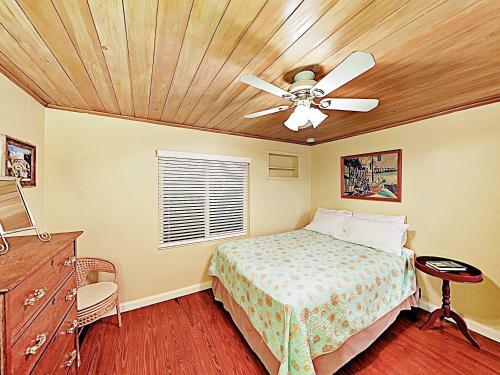 Tropical Oasis - 3 Minutes To Beach Home