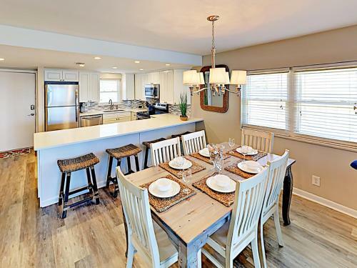 Apartamento New Listing! Oceanfront Condo - Walk To Beach Condo