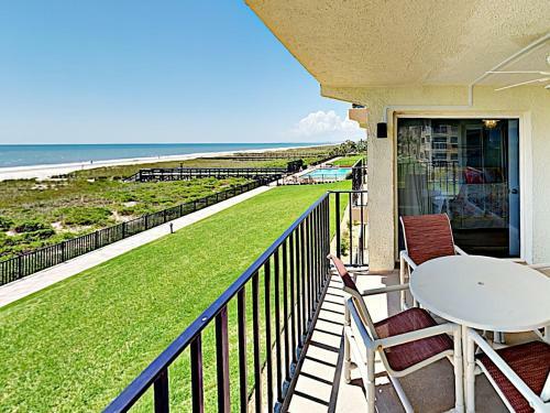 Apartamento New Listing! Oceanfront Condo - Walk To Beach Condo