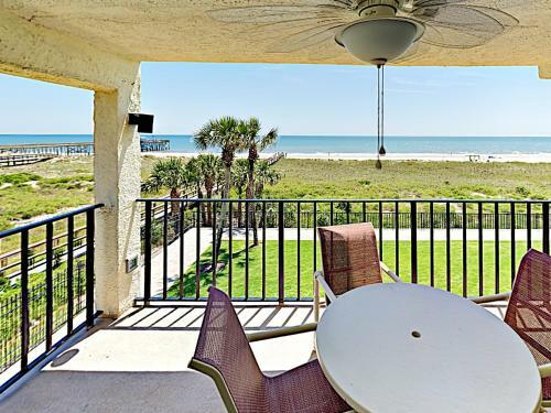 Apartamento New Listing! Oceanfront Condo - Walk To Beach Condo