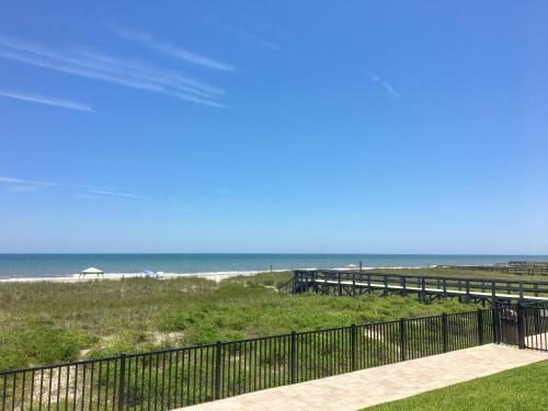 Apartamento New Listing! Oceanfront Condo - Walk To Beach Condo