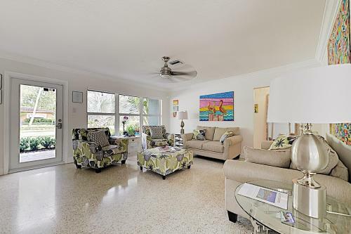 Lush Tropical Retreat With Private Pool - Near Beach Home