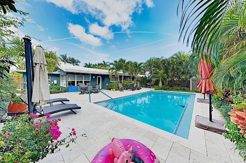 Lush Tropical Retreat With Private Pool - Near Beach Home