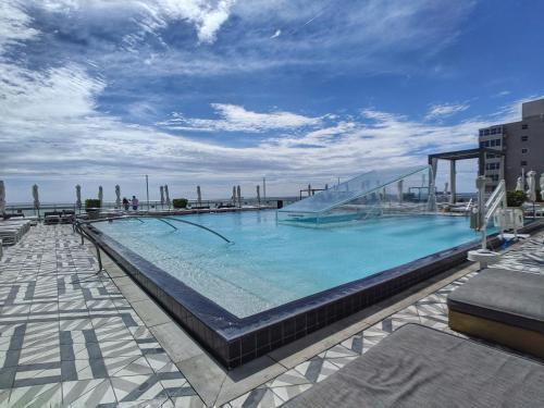 Modern Luxury Beach Hotel Large 2 Bedroom With Views 2208