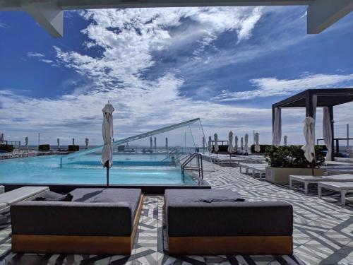 Modern Luxury Beach Hotel Large 2 Bedroom With Views 2208