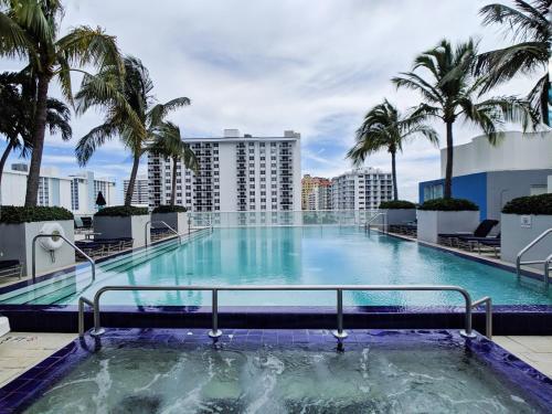 Modern Luxury Beach Hotel Large 2 Bedroom With Views 2208