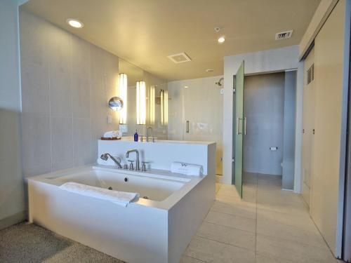 Modern Luxury Beach Hotel Large 2 Bedroom With Views 2208