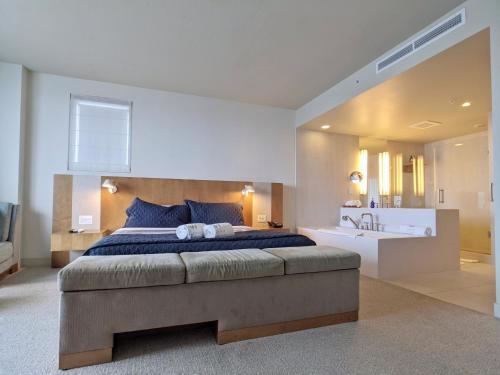 Modern Luxury Beach Hotel Large 2 Bedroom With Views 2208