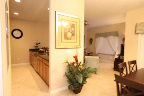 8960 Paradise Palms