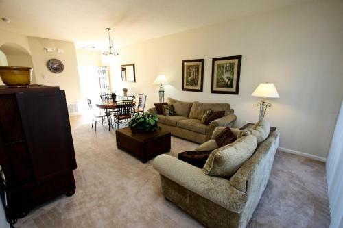 2633 Trafalgar Village