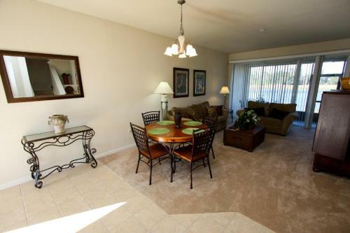 2633 Trafalgar Village