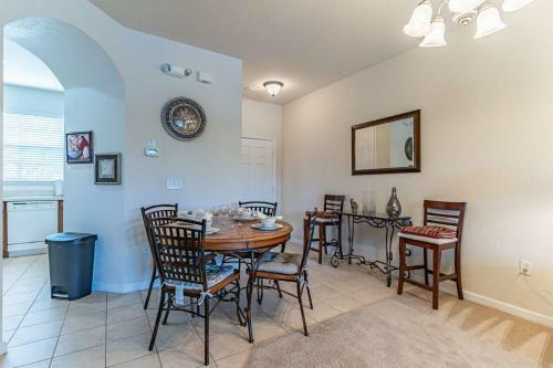 2633 Trafalgar Village