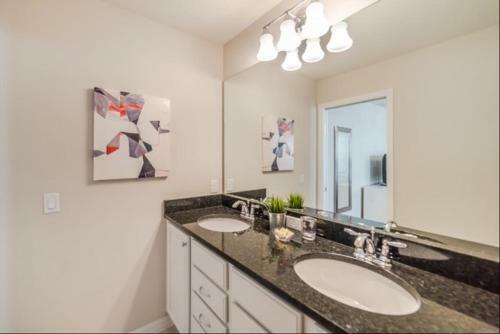 Elegant 8 Bedroom 5.5 Bath Pool Home In Windsor At Westside