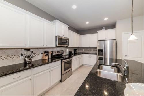 Elegant 8 Bedroom 5.5 Bath Pool Home In Windsor At Westside