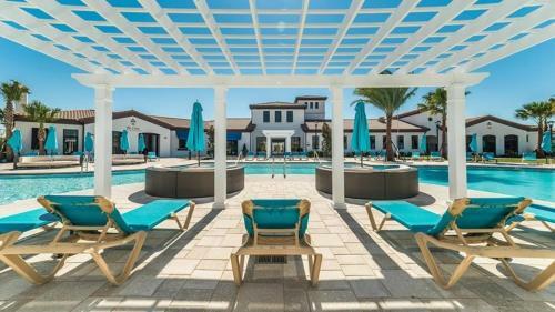 Elegant 8 Bedroom 5.5 Bath Pool Home In Windsor At Westside