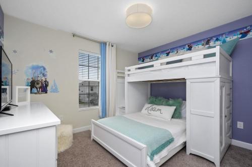 Villa Luxury 6 Bedroom Home - Storey Lake