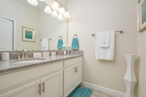 Luxury 5 Bedrooms Villa At Storey Lake