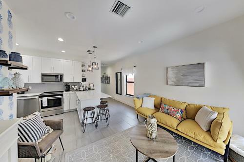 Pineapple Cove - Designer All-suite With Heated Pool Home