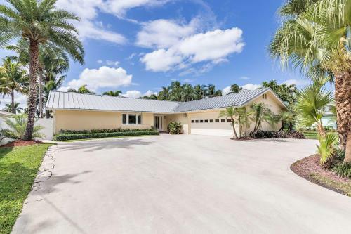 Sunny Waterfront Home By West Palm With Hot Tub