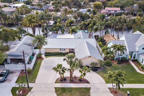 Sunny Waterfront Home By West Palm With Hot Tub