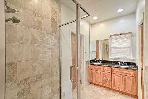 Lakefront Home With Private Pool, 13 Mi To Tampa