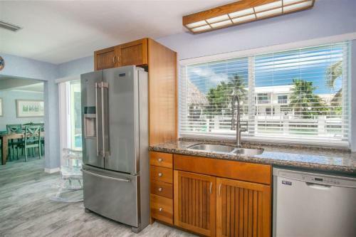 Chardonnay Day 4bed 3bath With Dockage Private Pool And Cabana Club Access