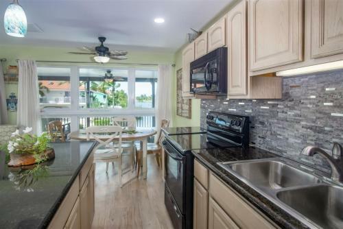 Reel Paradise 2bed 2bath Half Duplex With Brand New Private Pool, Deck & Dockage
