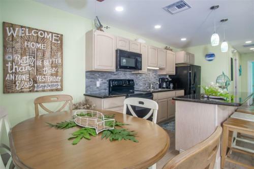 Reel Paradise 2bed 2bath Half Duplex With Brand New Private Pool, Deck & Dockage