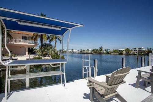 Reel Paradise 2bed 2bath Half Duplex With Brand New Private Pool, Deck & Dockage