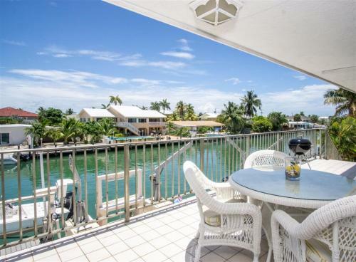 Serenity Found 3bed/2bath Duplex With Dockage & Cabana Club