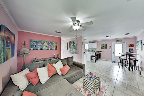 Charming Canal Retreat With Private Dock & Kayaks Home
