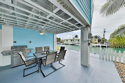 Charming Canal Retreat With Private Dock & Kayaks Home
