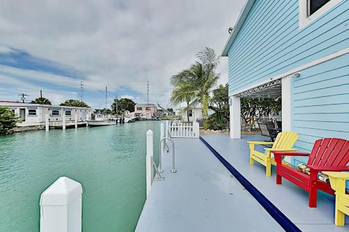 Charming Canal Retreat With Private Dock & Kayaks Home