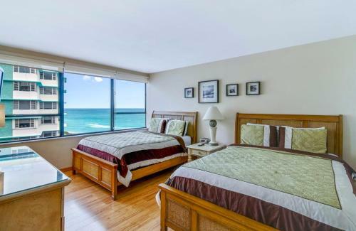 Waterfront Condo On Beach With Pool, Tiki Bar & Restaurant On-site