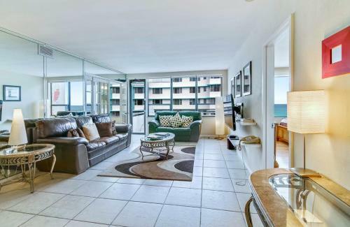 Waterfront Condo On Beach With Pool, Tiki Bar & Restaurant On-site