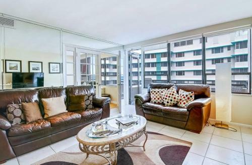 Waterfront Condo On Beach With Pool, Tiki Bar & Restaurant On-site