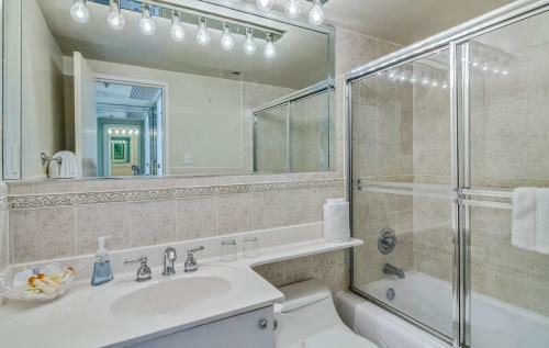Waterfront Condo On Beach With Pool, Tiki Bar & Restaurant On-site