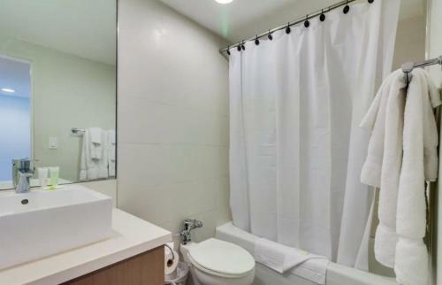Oceanview Studio On Beach With Pool, Gym, Bars, And Free Parking