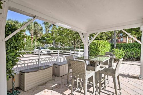 Apartamento High-end Coastal Retreat With Pool - Walk To Beach!