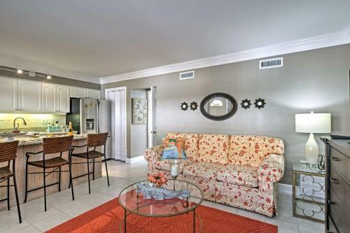 Apartamento High-end Coastal Retreat With Pool - Walk To Beach!